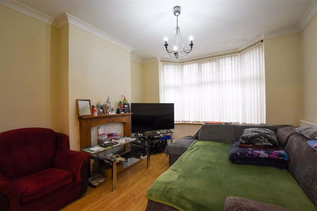 Westfield Road, Wellingborough 3 bed semidetached house £210,000