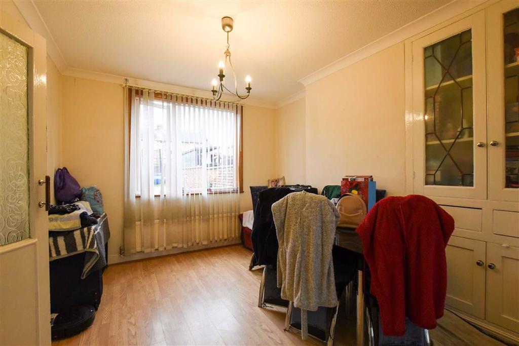 Westfield Road, Wellingborough 3 bed semidetached house £210,000