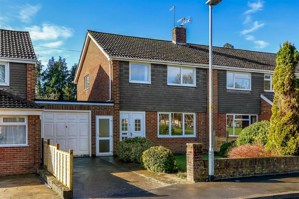 Aston Mead, Salisbury 3 bed semidetached house £1,300 pcm (£300 pw)