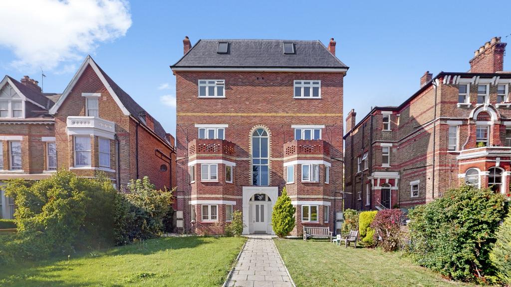 Mattock Lane, Ealing, W5 3 bed flat £2,200 pcm (£508 pw)