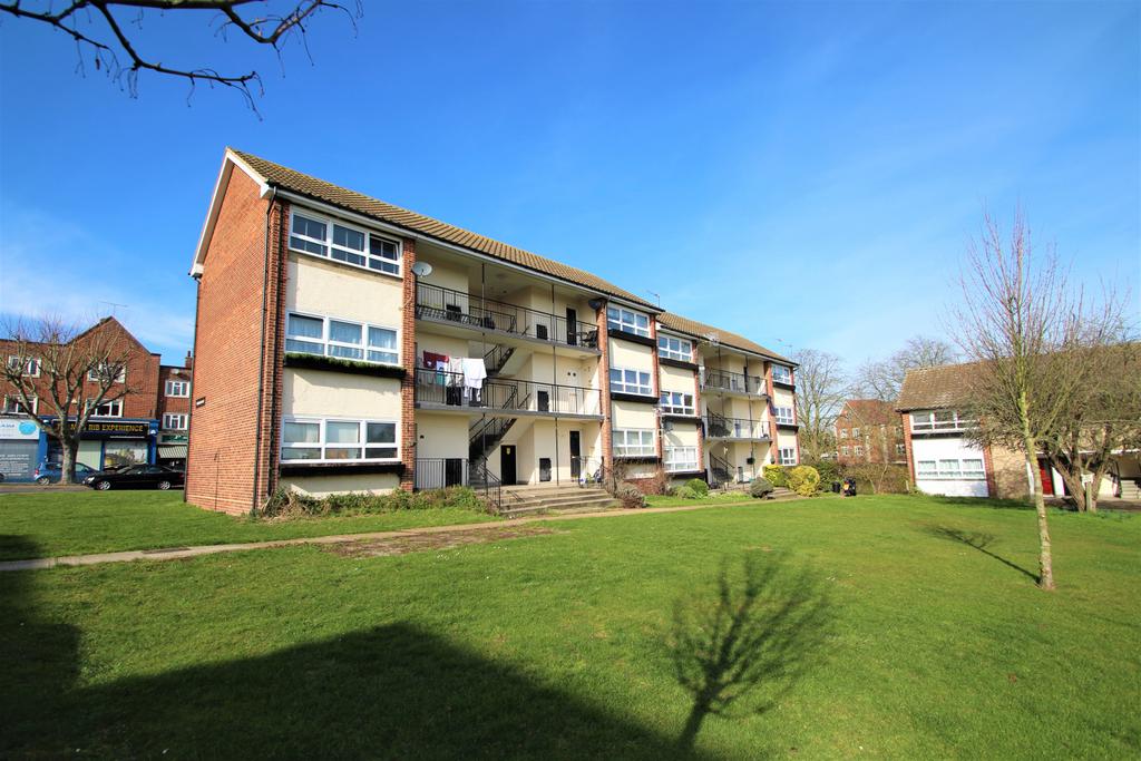 Buckhurst Hill, IG9 6BZ 1 bed flat £925 pcm (£213 pw)