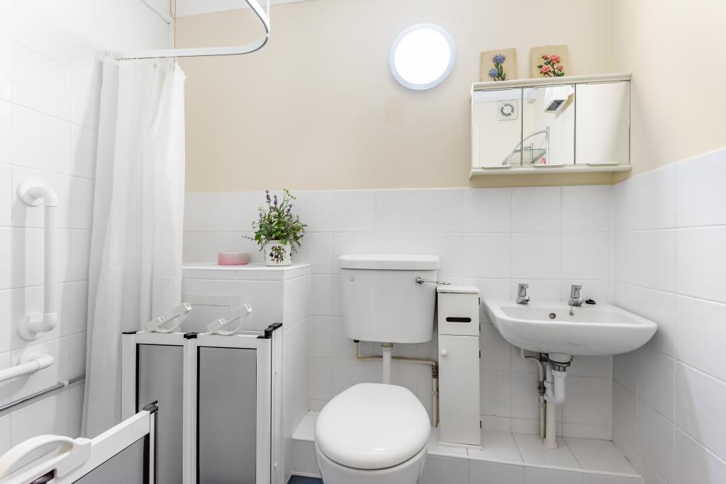 Woking, Surrey, GU22 1 bed retirement property for sale £70,000