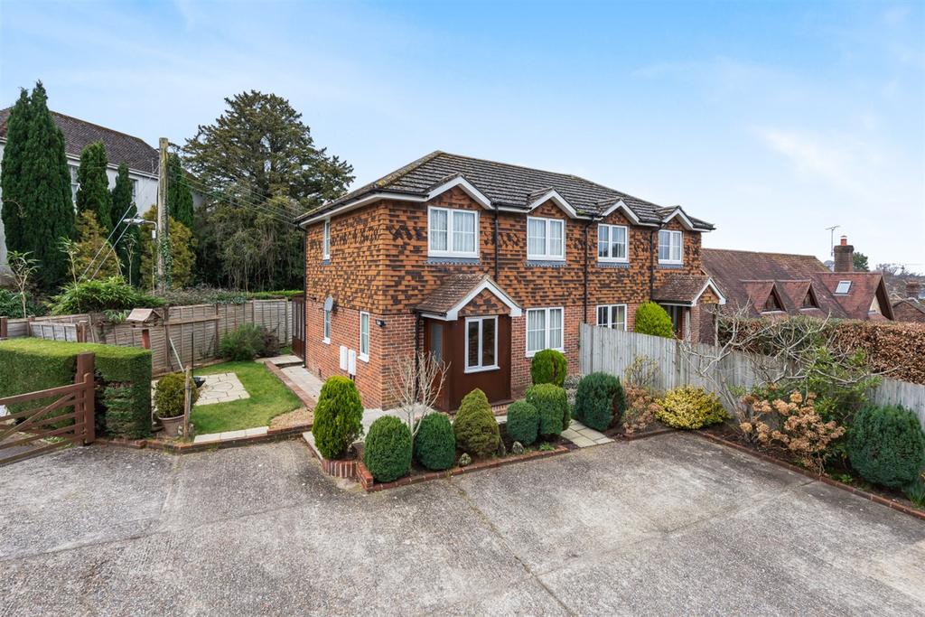 Fern Road, Storrington, RH20 3 bed semidetached house £375,000