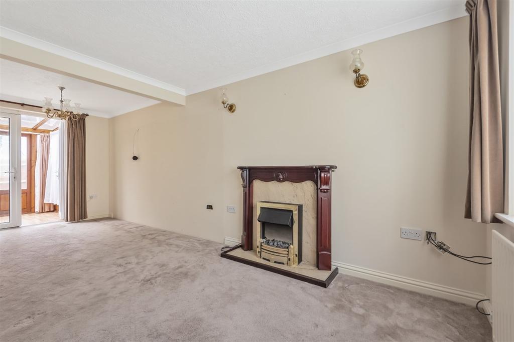 Fern Road, Storrington, RH20 3 bed semidetached house £375,000
