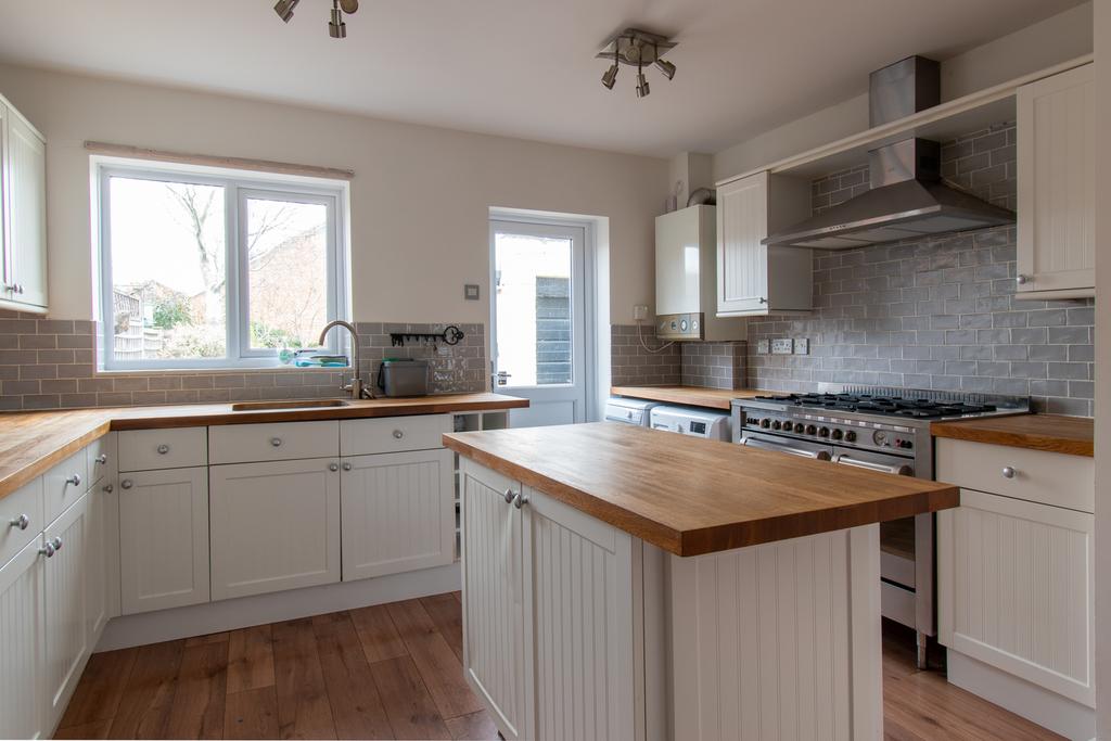 Mill Lane, Earley, Reading 2 bed semidetached house £1,500 pcm (£346 pw)