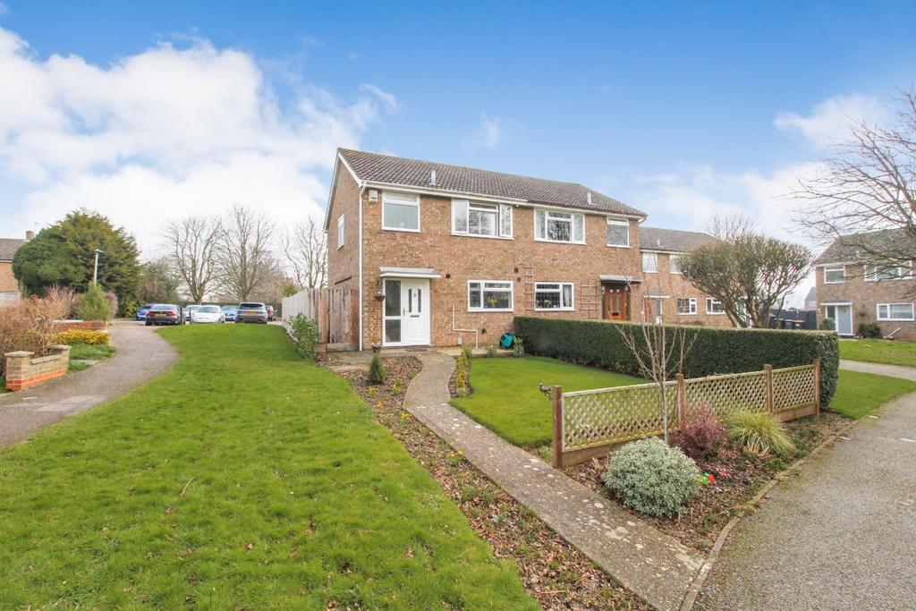 Mowbray Close, Bromham, Bedford 3 bed semidetached house £300,000