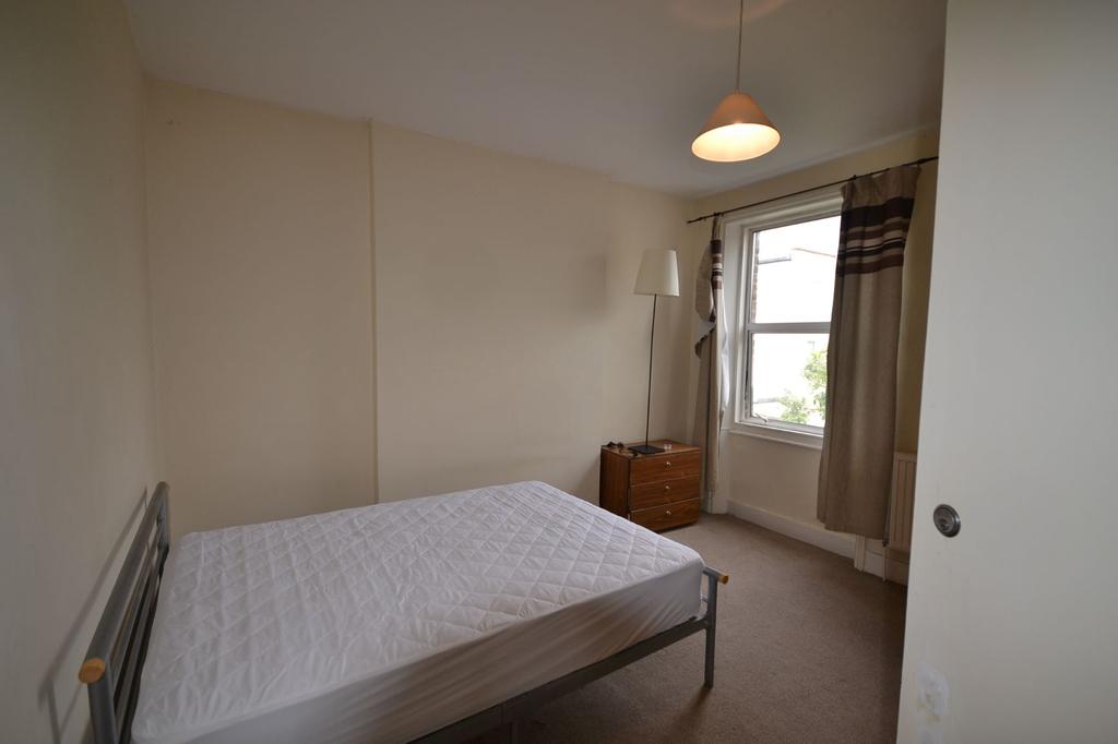 Ash Grove, London, NW2 4 bed flat £2,197 pcm (£507 pw)