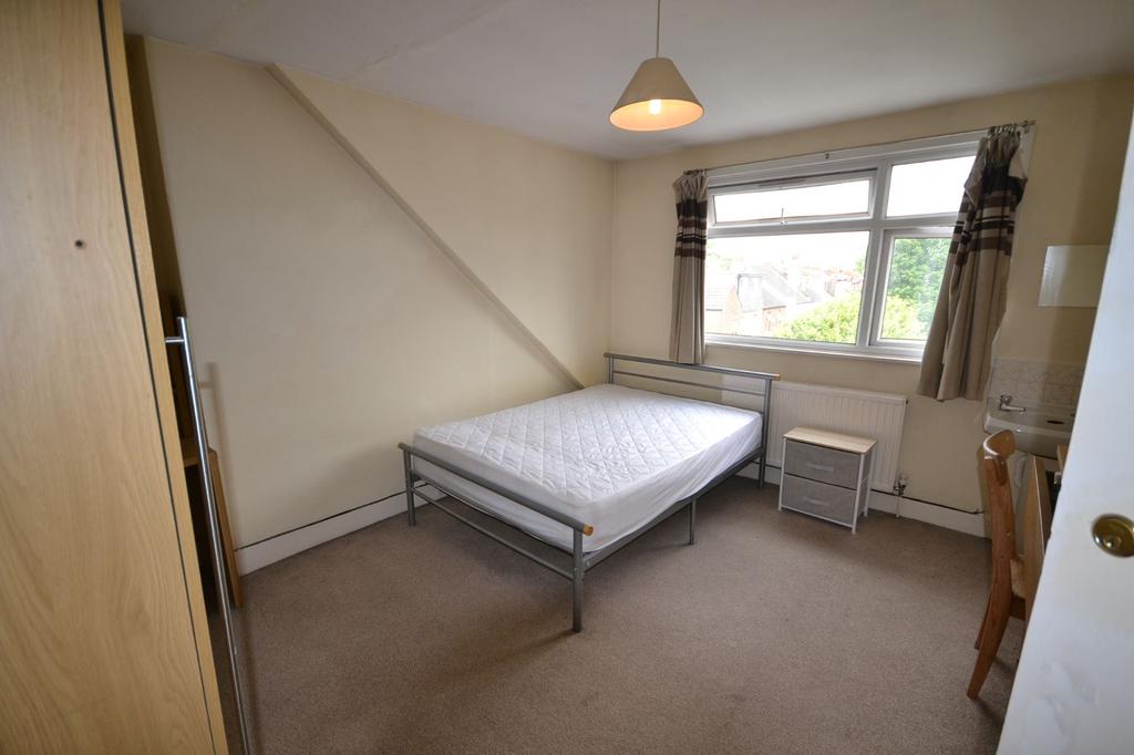 Ash Grove, London, NW2 4 bed flat £2,197 pcm (£507 pw)