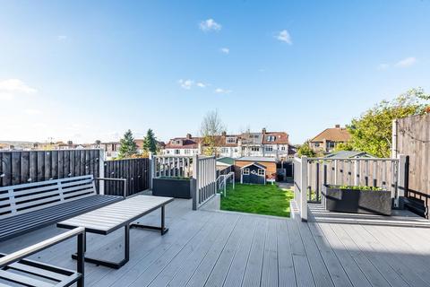 215 Langley Way, West Wickham, BR4 0DW