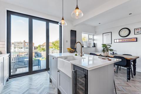 215 Langley Way, West Wickham, BR4 0DW