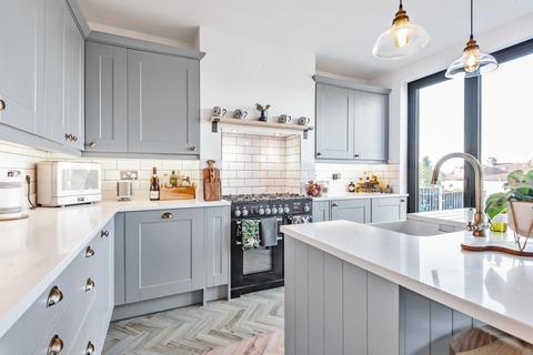 215 Langley Way, West Wickham, BR4 0DW