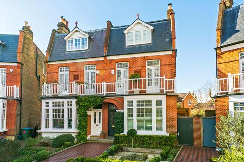 24 Lawn Crescent, Richmond, TW9 3NS