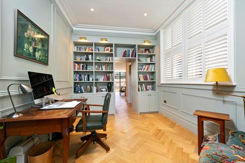 24 Lawn Crescent, Richmond, TW9 3NS