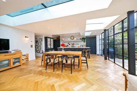 24 Lawn Crescent, Richmond, TW9 3NS