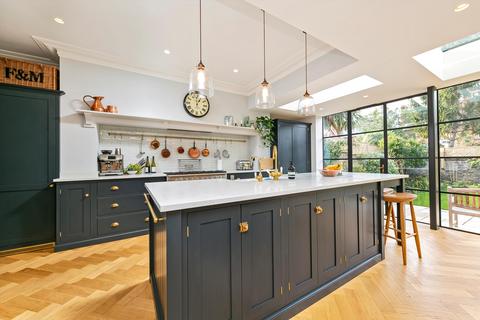 24 Lawn Crescent, Richmond, TW9 3NS