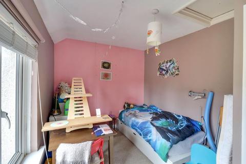 18 Green Leas, Sunbury-on-thames, TW16 7PG