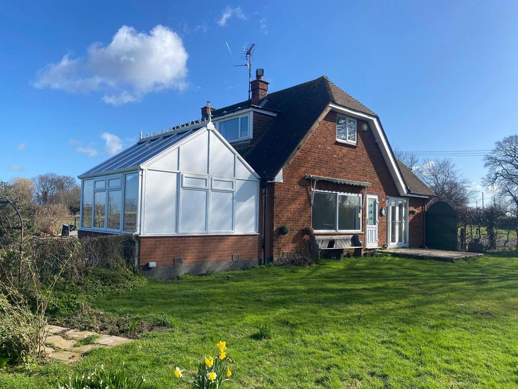 Rochford 2 bed detached house £2,000 pcm (£462 pw)