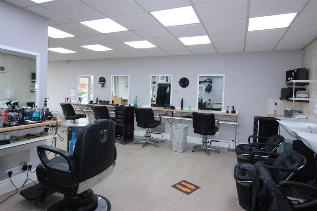 Hairdressers, Kingstanding Road, Birmingham Shop £900 pcm (£208 pw)