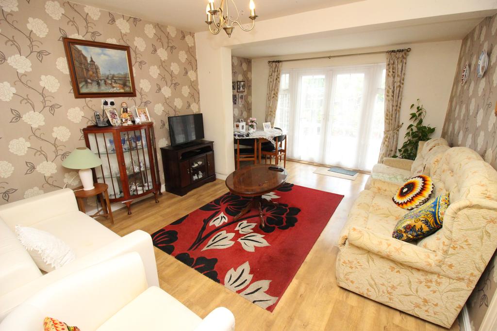 Trafalgar Avenue, Worcester Park KT4 2 bed semidetached bungalow £