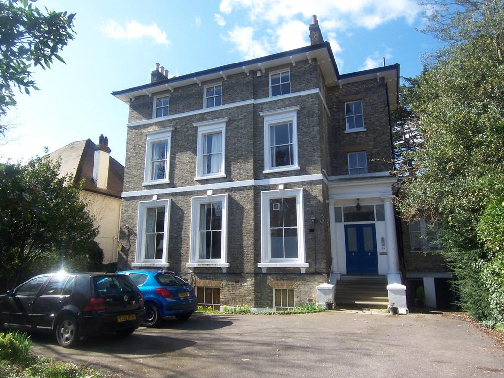 Morden Road, SE3 2 bed flat £2,200 pcm (£508 pw)