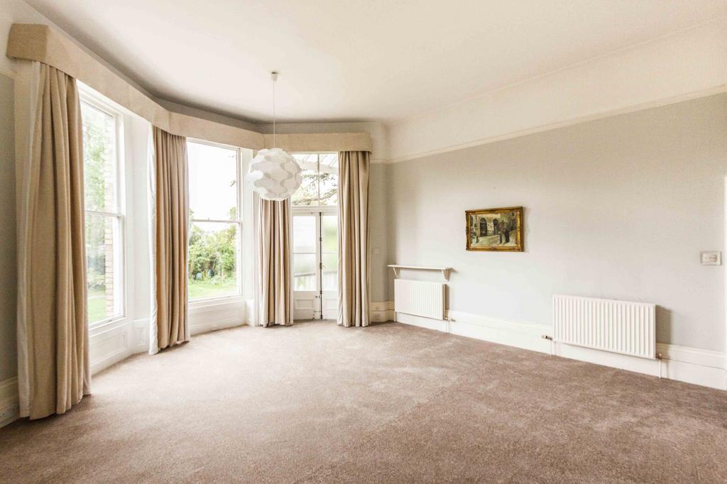 Morden Road, SE3 2 bed flat £2,200 pcm (£508 pw)