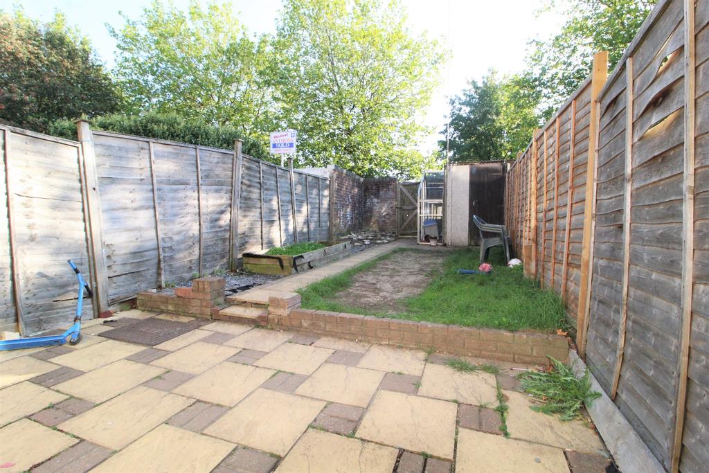 Argyll Road, Hemel Hempstead... 4 bed terraced house £1,800 pcm (£415 pw)