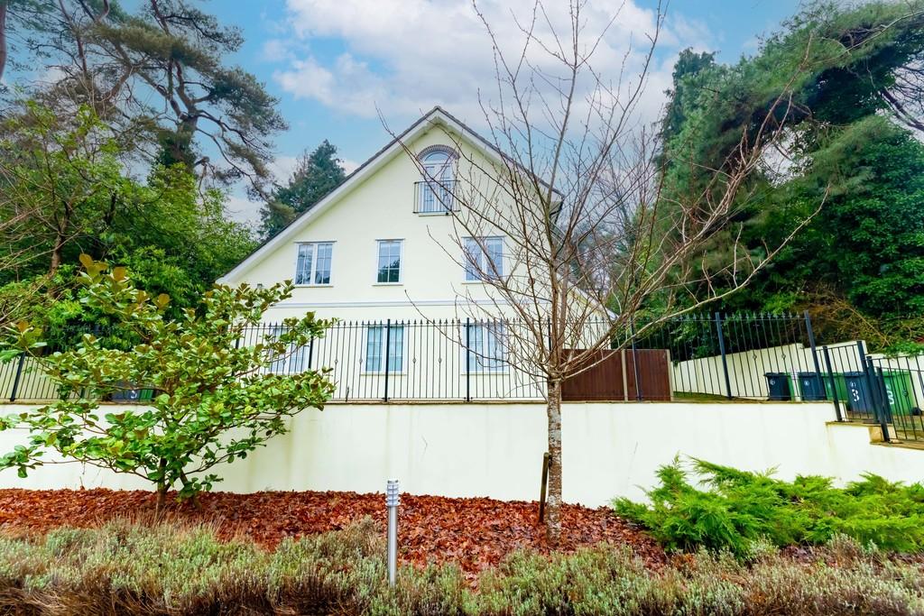 Castle Road, Camberley 2 bed flat £1,250 pcm (£288 pw)