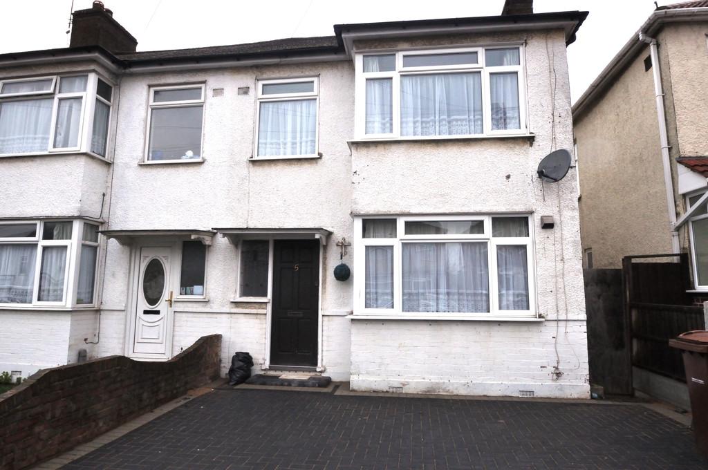 Grovelands Way, Grays 3 bed end of terrace house £1,350 pcm (£312 pw)
