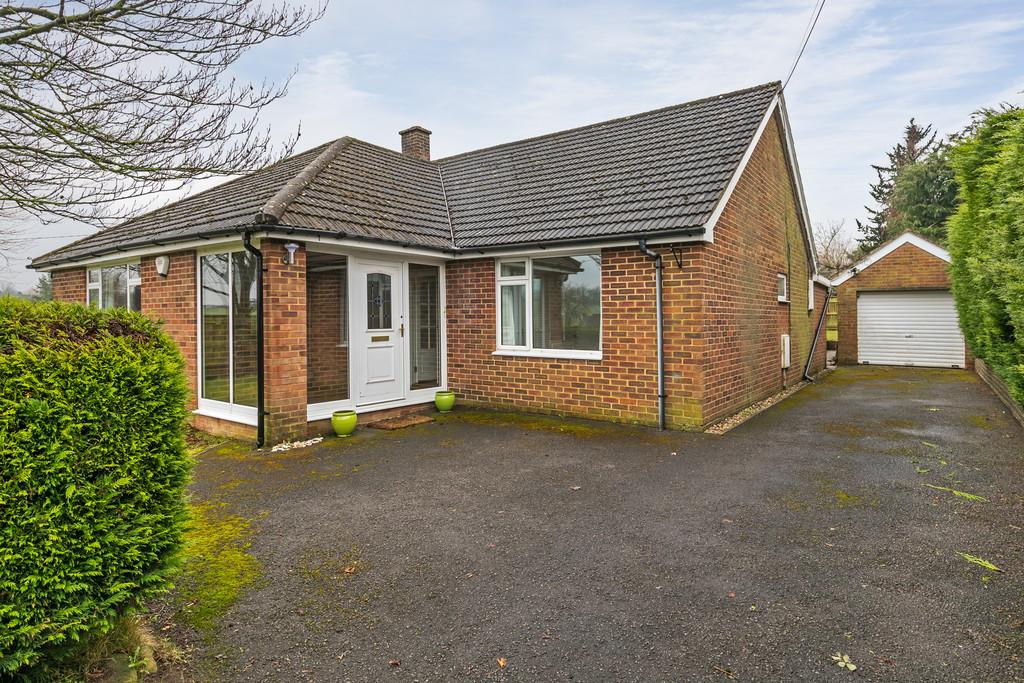 Stoke Charity Road, Kings Worthy 3 bed detached bungalow £2,250 pcm