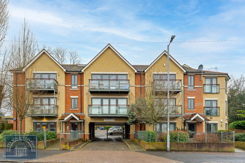 Buckhurst Way, Buckhurst Hill 2 bed apartment £425,000