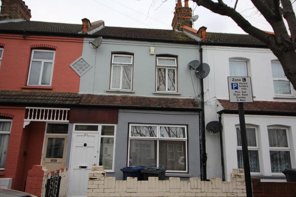 Beresford Road, Southall 3 bed detached house £1,750 pcm (£404 pw)