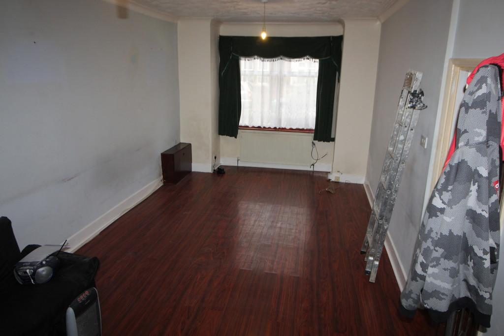 Beresford Road, Southall 3 bed detached house £1,750 pcm (£404 pw)