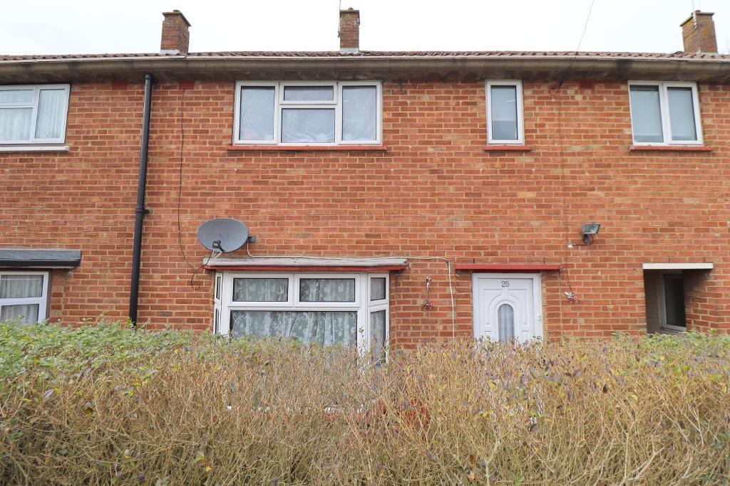 Hallwicks Road, Stopsley, Luton, Bedfordshire, LU2 9BG 3 bed terraced