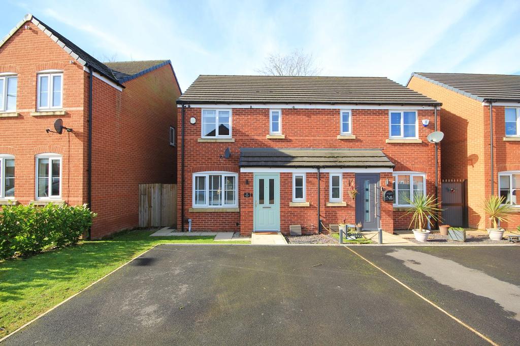 Helmsley Close, NewtonleWillows, WA12 3 bed semidetached house £