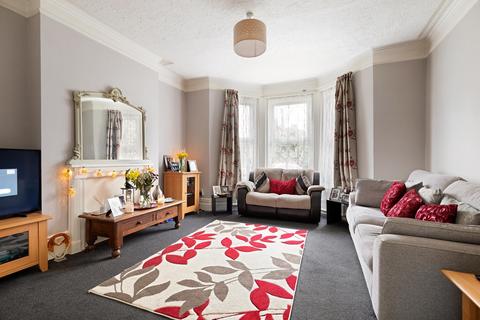 2 bedroom ground floor flat for sale - Beachborough Road, Folkestone, CT19