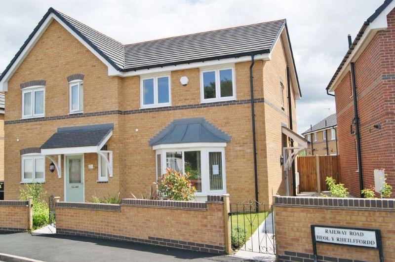 Brunel Court, Wrexham, LL11 2JE 3 bed semidetached house £750 pcm (£