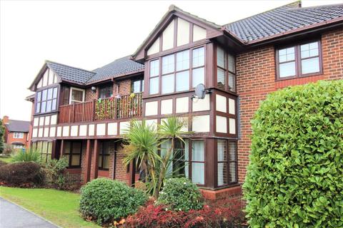 2 bedroom apartment to rent, Celedon Close, Grays