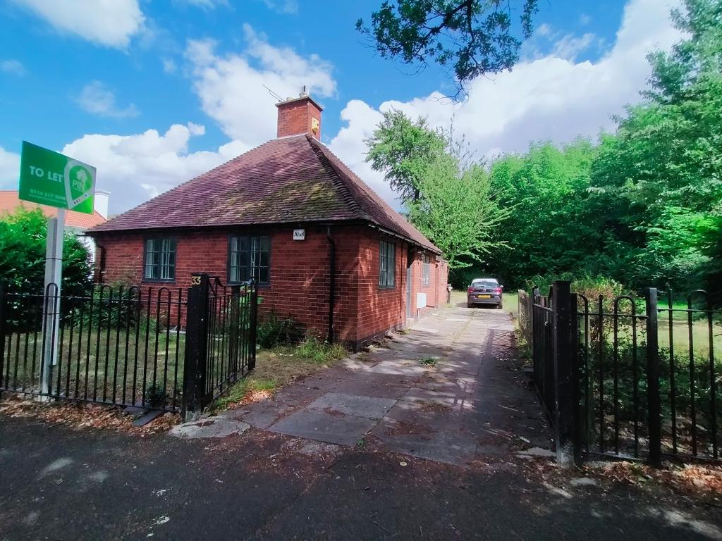 Stoughton Drive South, Leicester 2 bed bungalow £900 pcm (£208 pw)