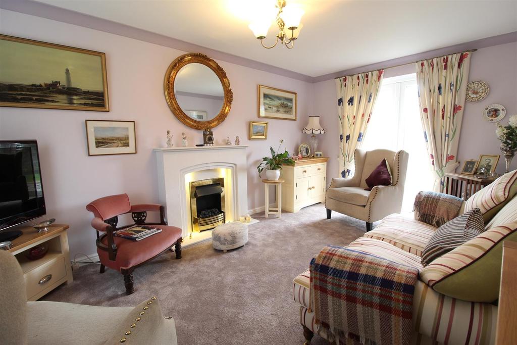 Brooklands Drive, Glossop 3 bed detached house £340,000