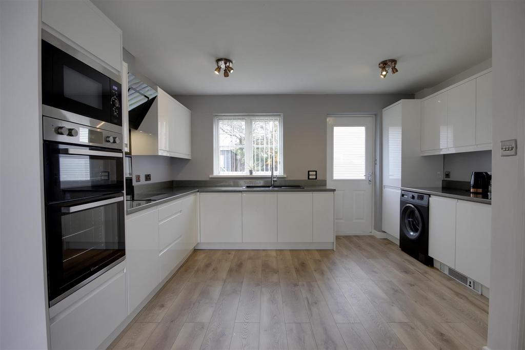 Living Kitchen with Dining Area