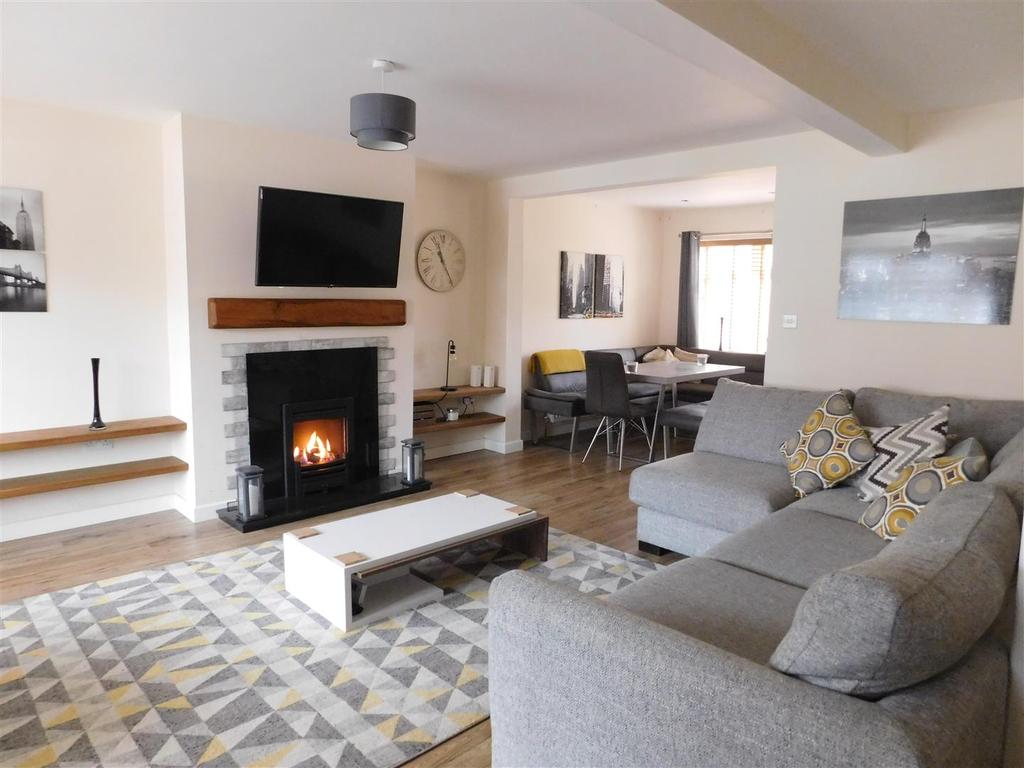 Leicester Road, Failsworth, Manchester 2 bed semidetached house £