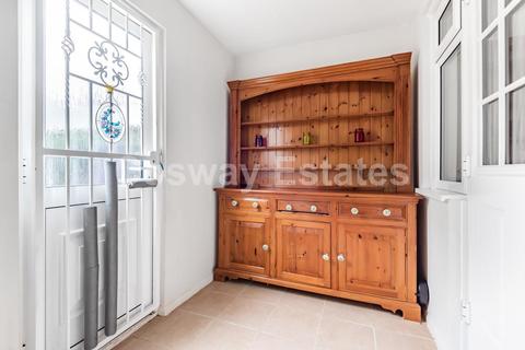 24 Mount Grove, Edgware, HA8 9SX