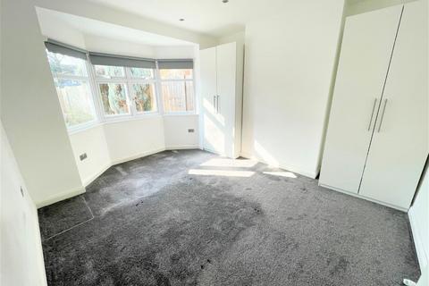 3 bedroom flat to rent, Goodwyn Avenue, Mill Hill, NW7