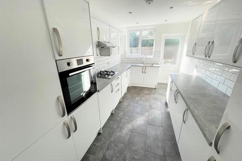 3 bedroom flat to rent, Goodwyn Avenue, Mill Hill, NW7