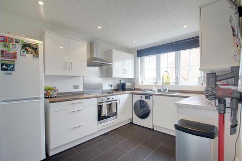 2 Farriers Close, Bovingdon, Hemel Hempstead, HP3 0UL