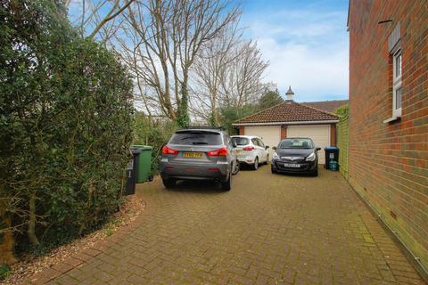 2 Farriers Close, Bovingdon, Hemel Hempstead, HP3 0UL