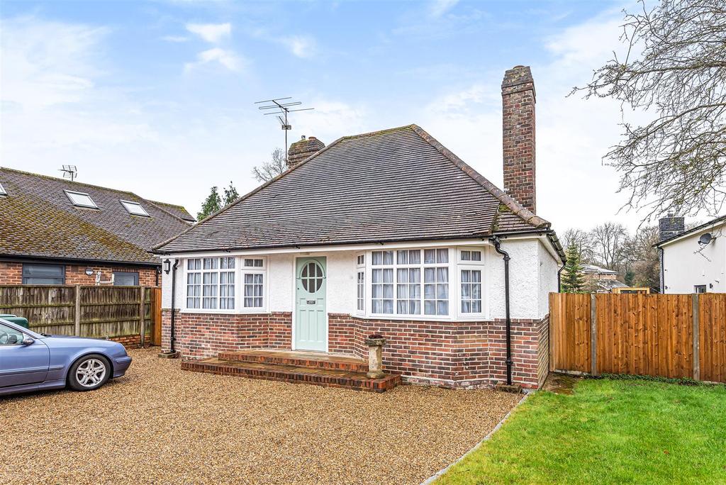 Surrey Gardens, Effingham Junction 2 bed bungalow £1,695 pcm (£391 pw)
