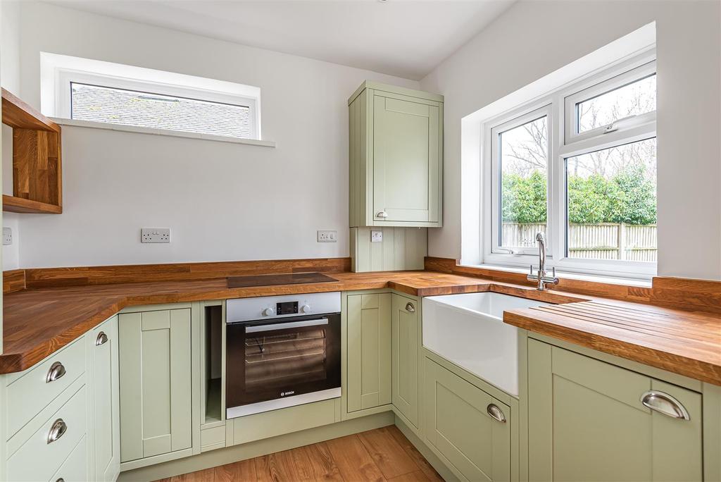 Surrey Gardens, Effingham Junction 2 bed bungalow £1,695 pcm (£391 pw)