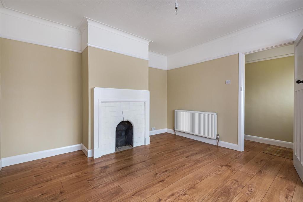 Surrey Gardens, Effingham Junction 2 bed bungalow £1,695 pcm (£391 pw)