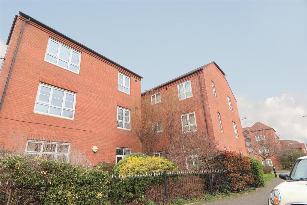 Austen Road, Stratford upon Avon 2 bed flat £750 pcm (£173 pw)